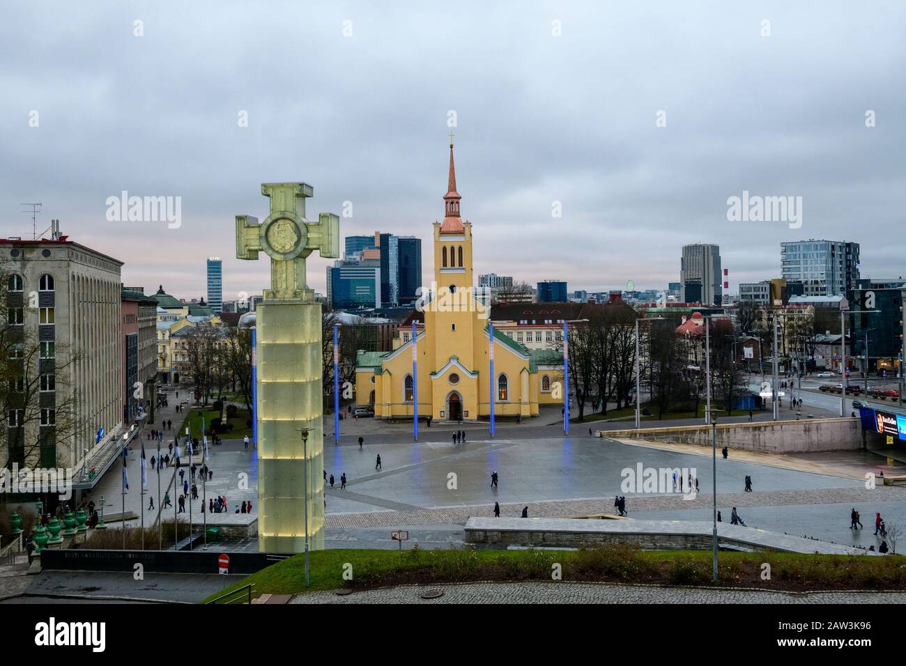 Piazza della libertà (Vabaduse väljak), la Chiesa di San Giovanni (Jaani Kirik) e il Monumento alla Guerra d'Indipendenza (Vabadussõja võidusammas), Tallinn, Estonia Foto Stock