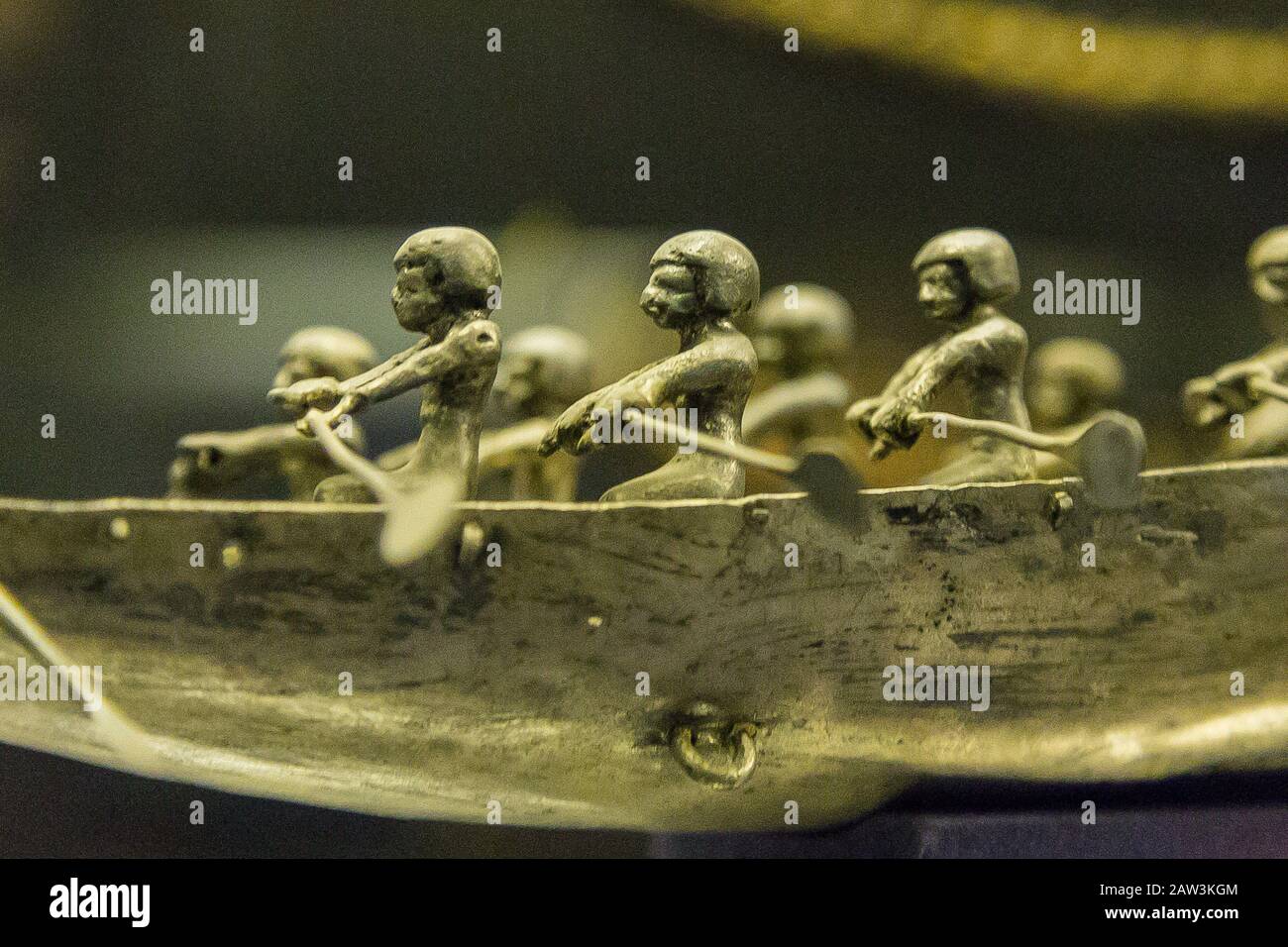 Egitto, Cairo, Museo Egizio, vogatori d'argento su una barca che si trova nella tomba della regina Ahhotep, la madre di Ahmosi, Dra Abu el Naga, Luxor. Foto Stock