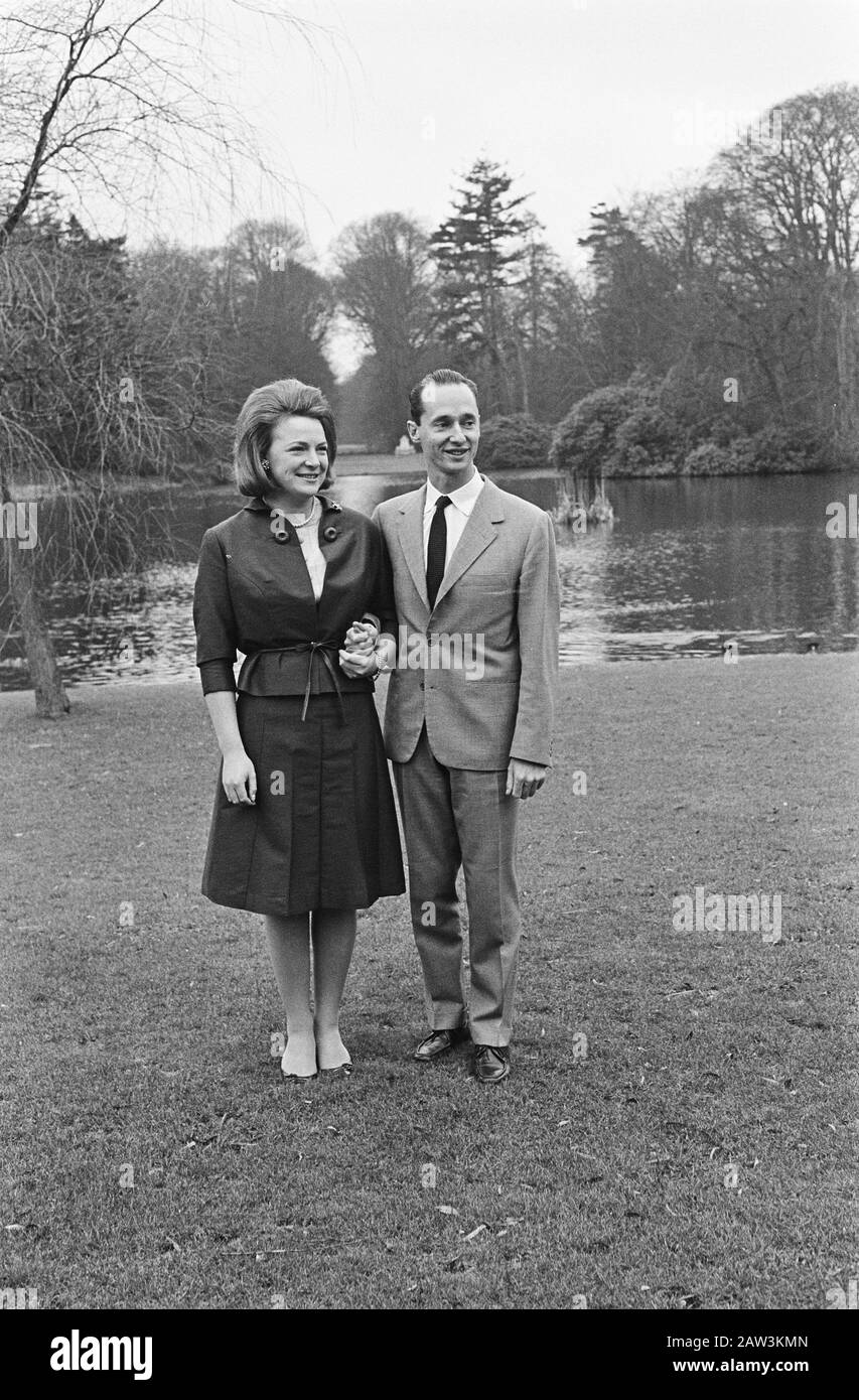 Principessa Irene e Principe Hugo Carlos de Bourbon Parma al Palazzo di Soestdijk, Principessa Irene e Hugo Carlos de Bourbon Parma posa nel Giardino del Palazzo Data: 9 febbraio 1964 Località: Soestdijk Utrecht Parole Chiave: Re, ritratti, principi, principesse, fidanzamenti Nome Persona: Carlos Hugo, principe, Irene, principessa Foto Stock
