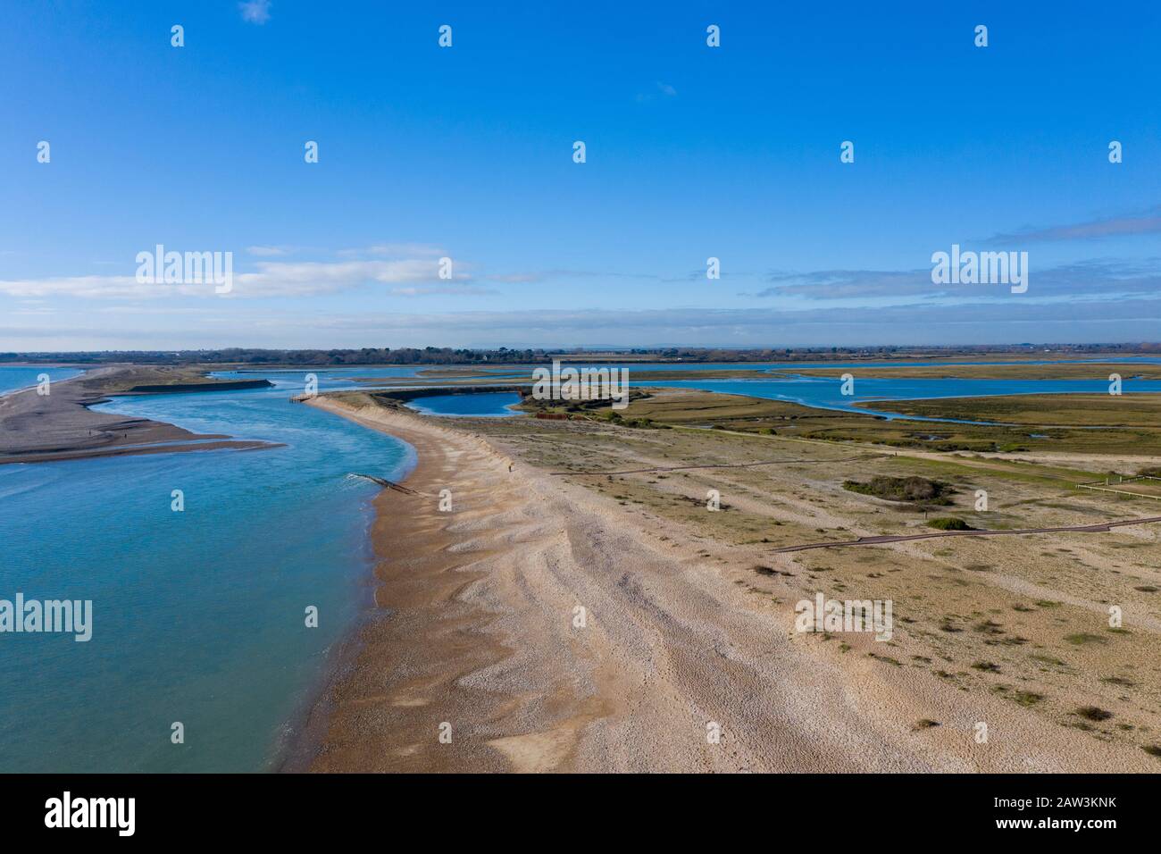 Pagham Beach e vista aerea del porto in una bella giornata invernale. Foto Stock Pagham Beach e vista aerea del porto in una bella giornata invernale. Foto Stock