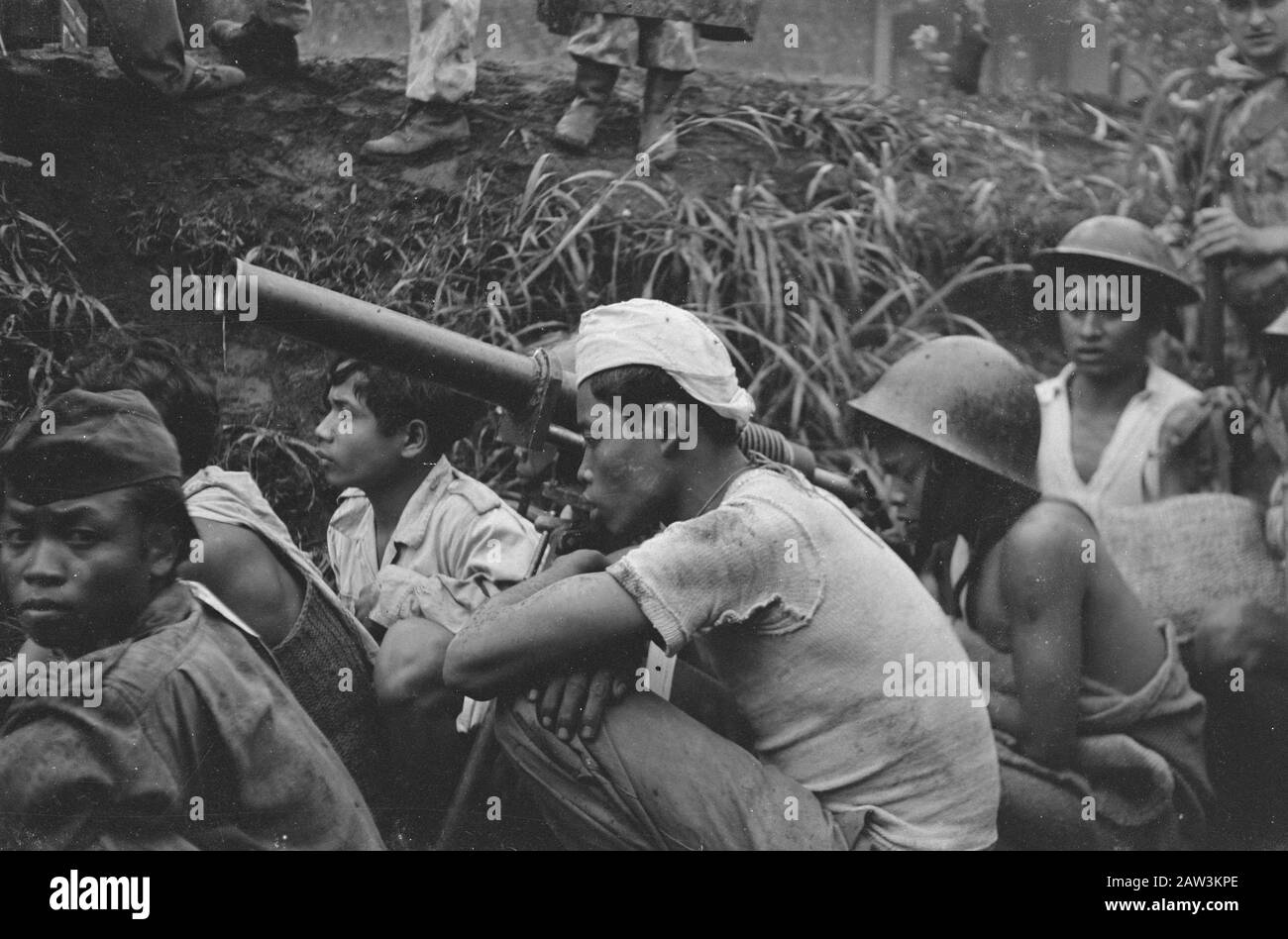 Azione in scadenza Kopeng Kopeng (settore Salatiga). [Il purge catturato soldati TNI attendere fino a quando non sono scaricati] Data: Ottobre 1947 Località: Indonesia, Java, Indie orientali olandesi Foto Stock