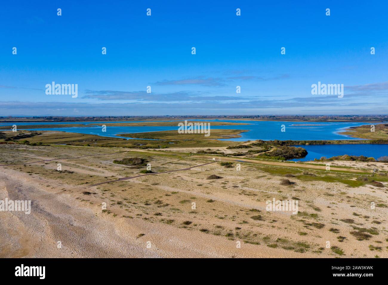 Riserva naturale di Pagham Harbour dalla foto aerea della spiaggia in una bella giornata di inverni soleggiati. Foto Stock Riserva naturale di Pagham Harbour dalla foto aerea della spiaggia in una bella giornata di inverni soleggiati. Foto Stock