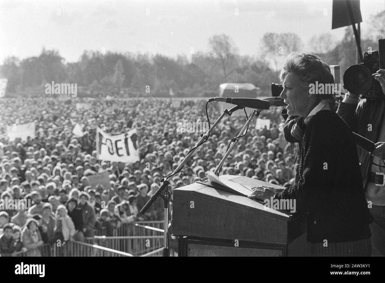 Dimostrazione di pace Hague, 550.000 persone dimostrano per piazzare la principessa Irene kruisrakette durante il suo toespaak nel Parco del Sud Data: 29 ottobre 1983 luogo: L'Aia, Olanda del Sud Parole Chiave: Movimento anti-nucleare, dimostrazioni, principesse, discorsi, movimento di pace Persona Nome: Irene (principessa Paesi Bassi) Foto Stock