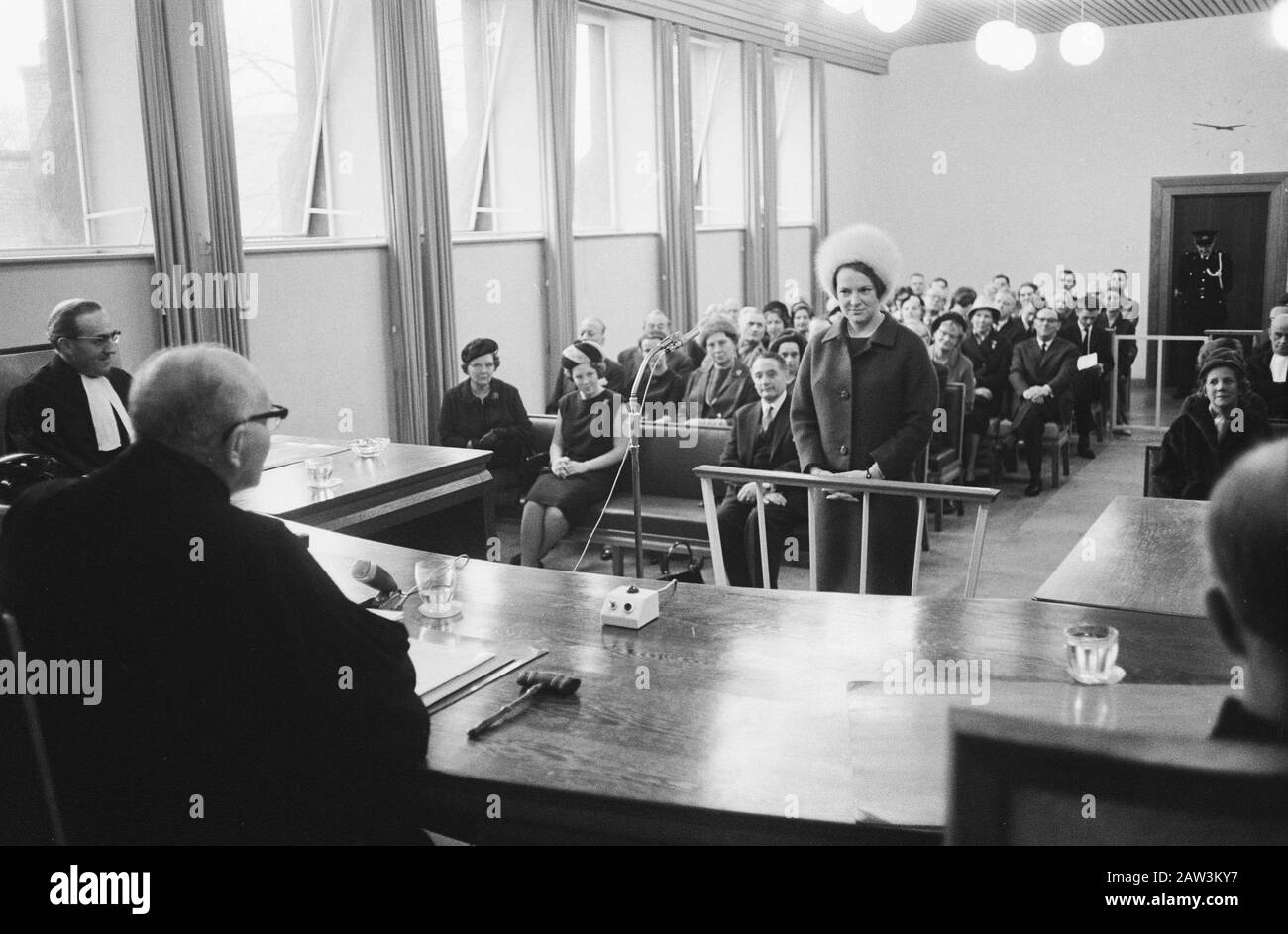 Principessa Irene di Utrecht giuramento come translat spagnolo per passare, dopo aver preso il giuramento Data: 8 gennaio 1964 Località: Spagna, Utrecht Parole Chiave: Giuramenti, tribunali, traduttori Persona Nome: Irene, principessa Foto Stock