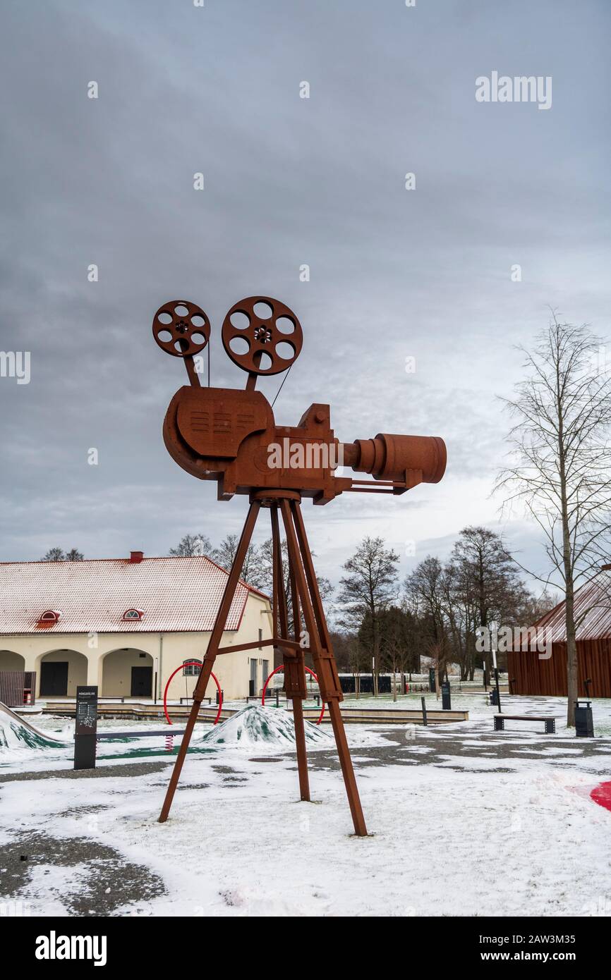 Scultura di una vecchia cinepresa cinematografica al Museo Estone del Cinema di Maarjamäe Palace, Tallinn, Estonia, in una giornata invernale innevata Foto Stock