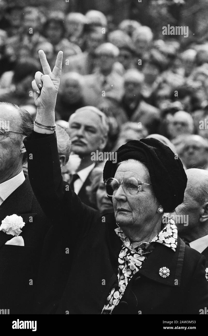 La principessa Juliana e il principe Bernhard all'Aia hanno partecipato all'inaugurazione del memoriale alle vittime dell'Englandspiel; la principessa Juliana fa il segno della vittoria Data: 3 maggio 1980 Località: L'Aia, Sud Olanda Parole Chiave: Monumenti, rivelazioni, principesse Nome Persona: Juliana (principessa Paesi Bassi) Foto Stock