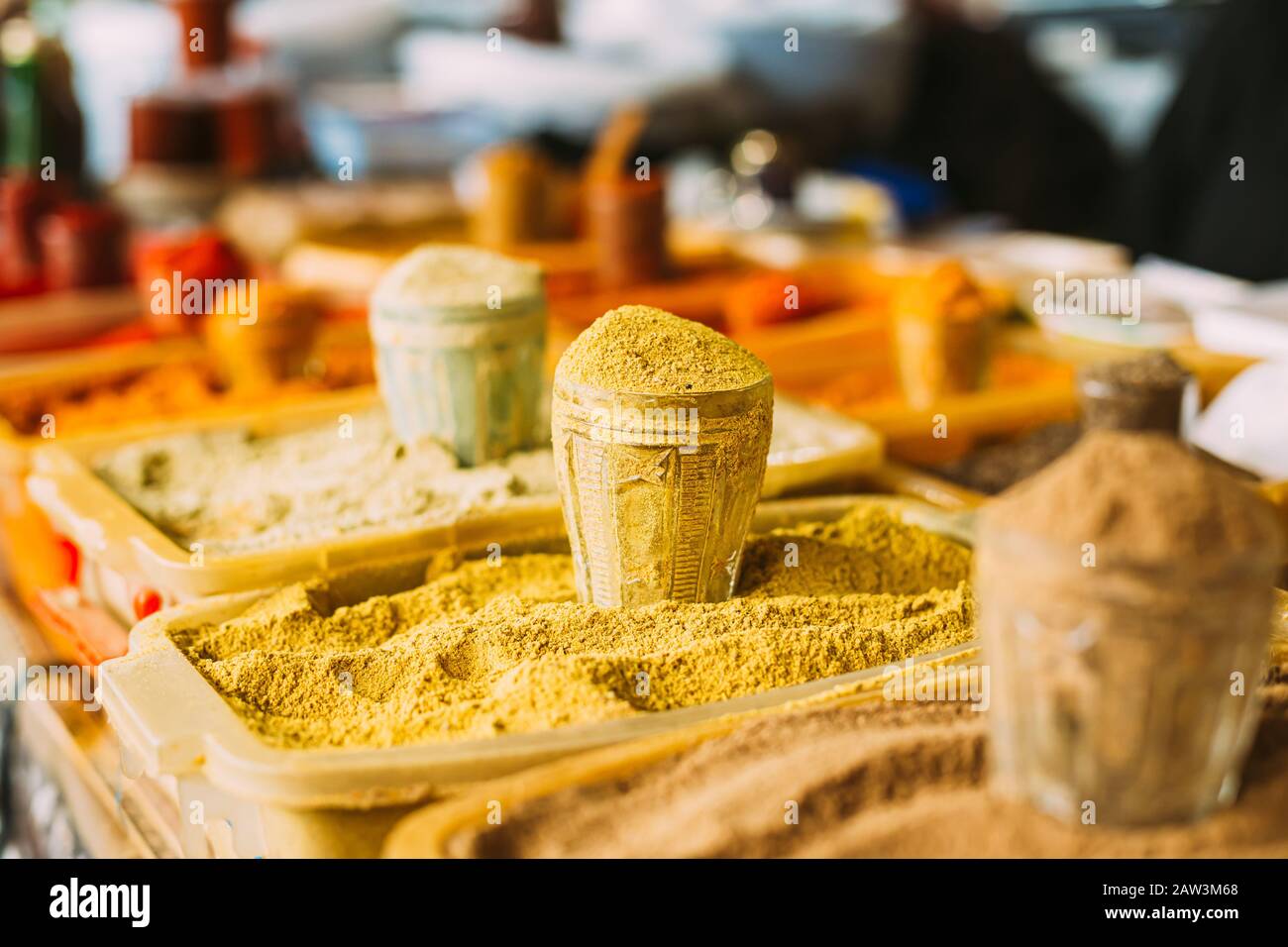 Ampia Gamma Di Spezie In Polvere Multicolore, Profumato Condimento, Condimento Allo Showcase Di East Market, Bazaar In Vendita. Chiudi Foto Stock