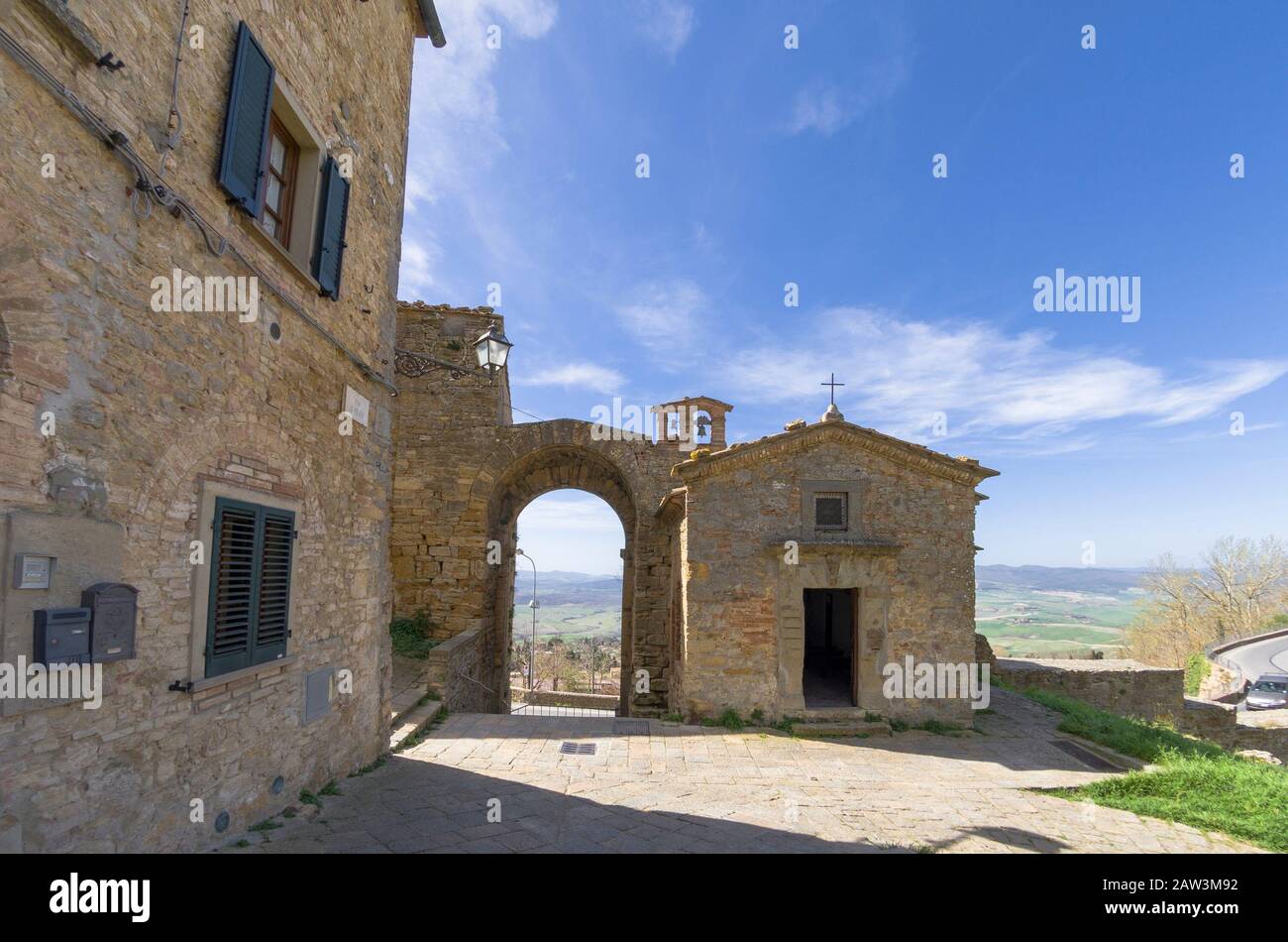 Vista di uno scorcio medievale con ingresso al villaggio e alla chiesa Foto Stock