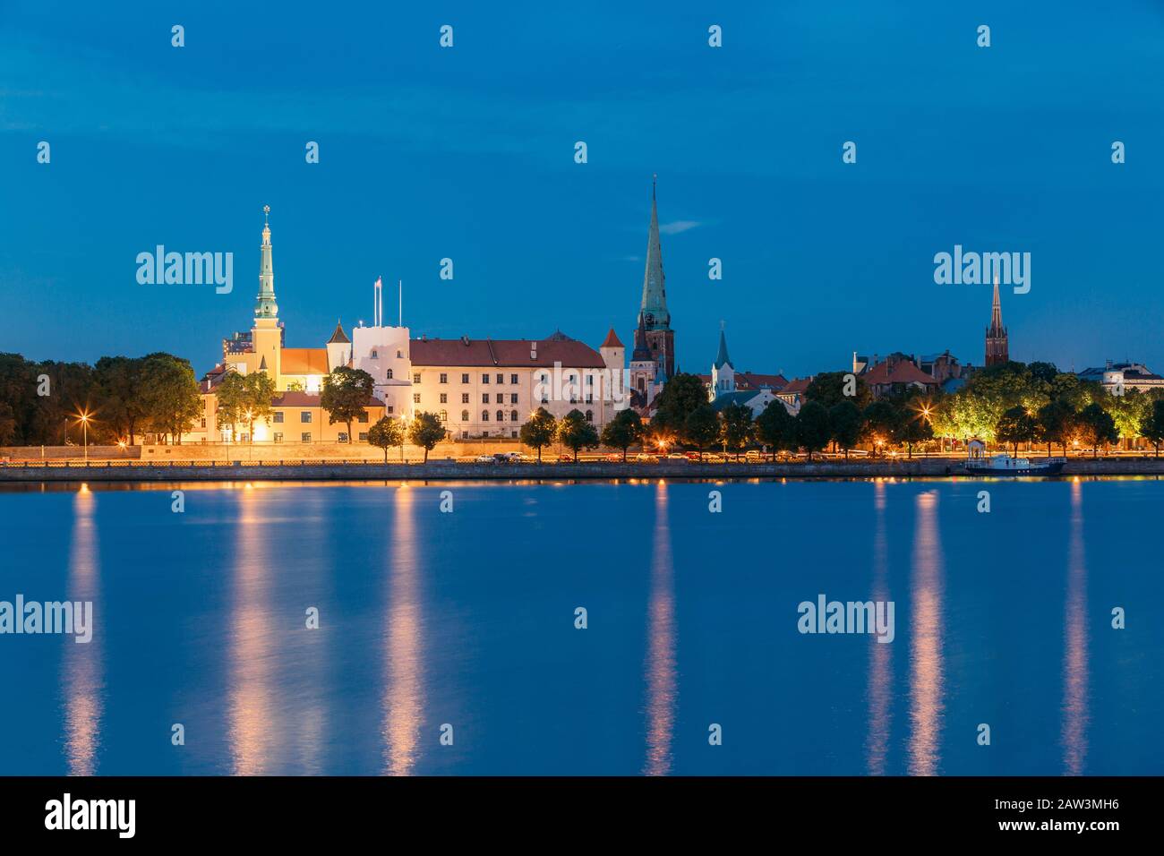 Riga, Lettonia. Panoramica E Pittoresca Vista Urbana Di Daugava O Del Fiume Dvina Occidentale Nella Parte Centrale Della Città, Con Famosi Punti Di Riferimento In Luminosa Illuminazione Foto Stock