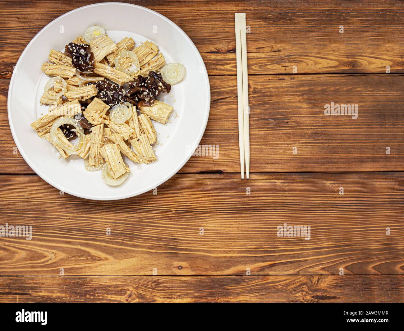 Piccante cinese o coreano Yuba tofu bambù e Oyster funghi su sfondo di legno. Foto Stock