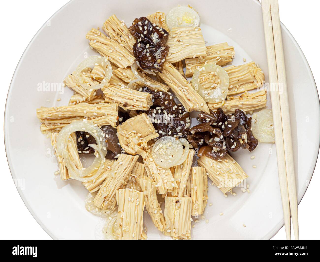 Primo piano Piccante cinese o coreano Yuba tofu bambù e Oyster funghi su sfondo di legno. Foto Stock