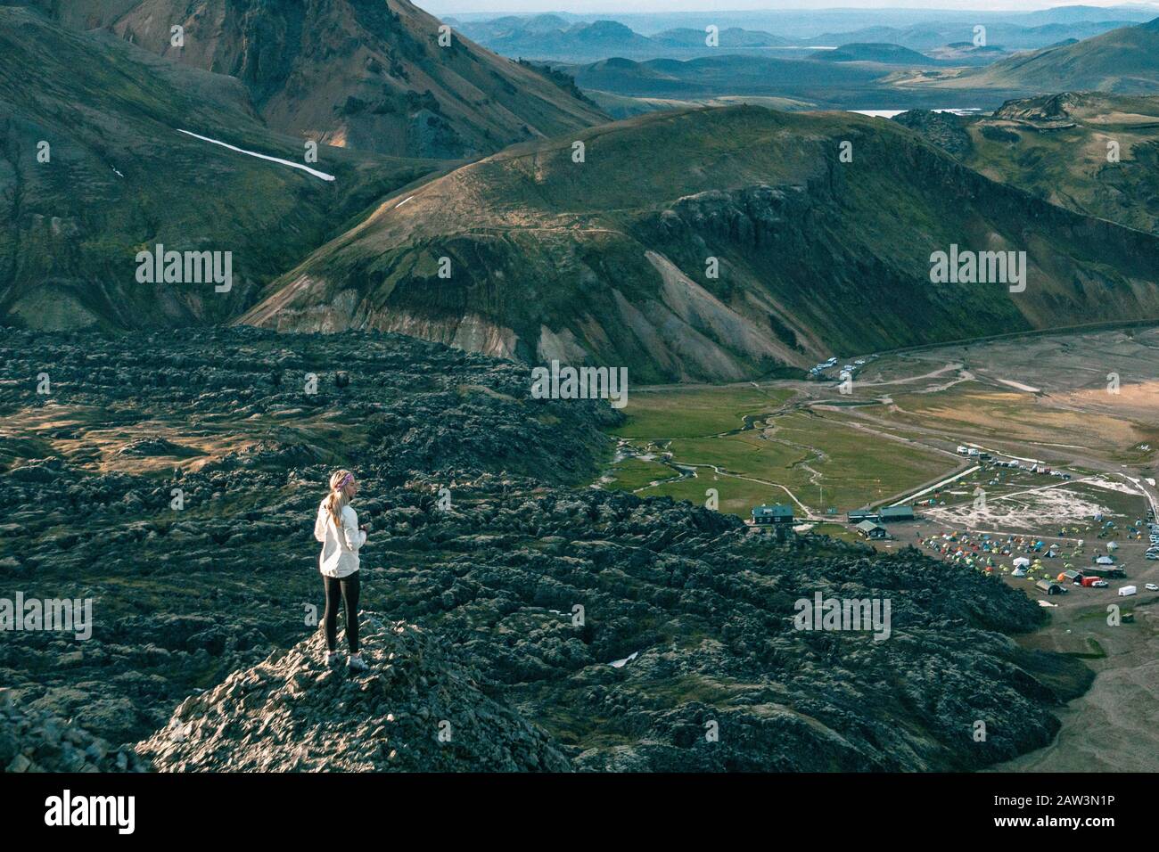 In piedi in alto sopra il flusso Lava di Laugahraun Foto Stock