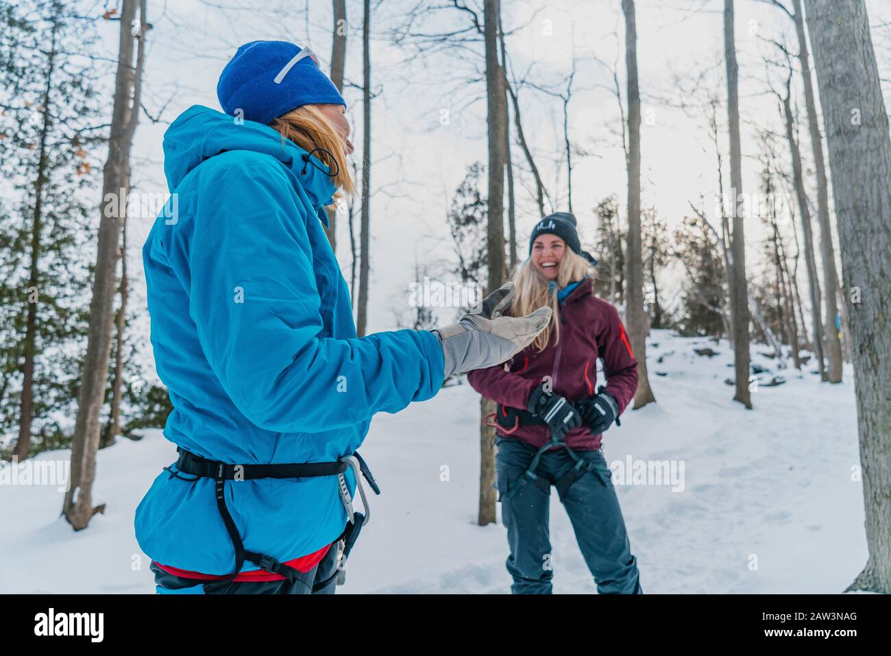 Amici Laughing prima di salire all'aperto Foto Stock