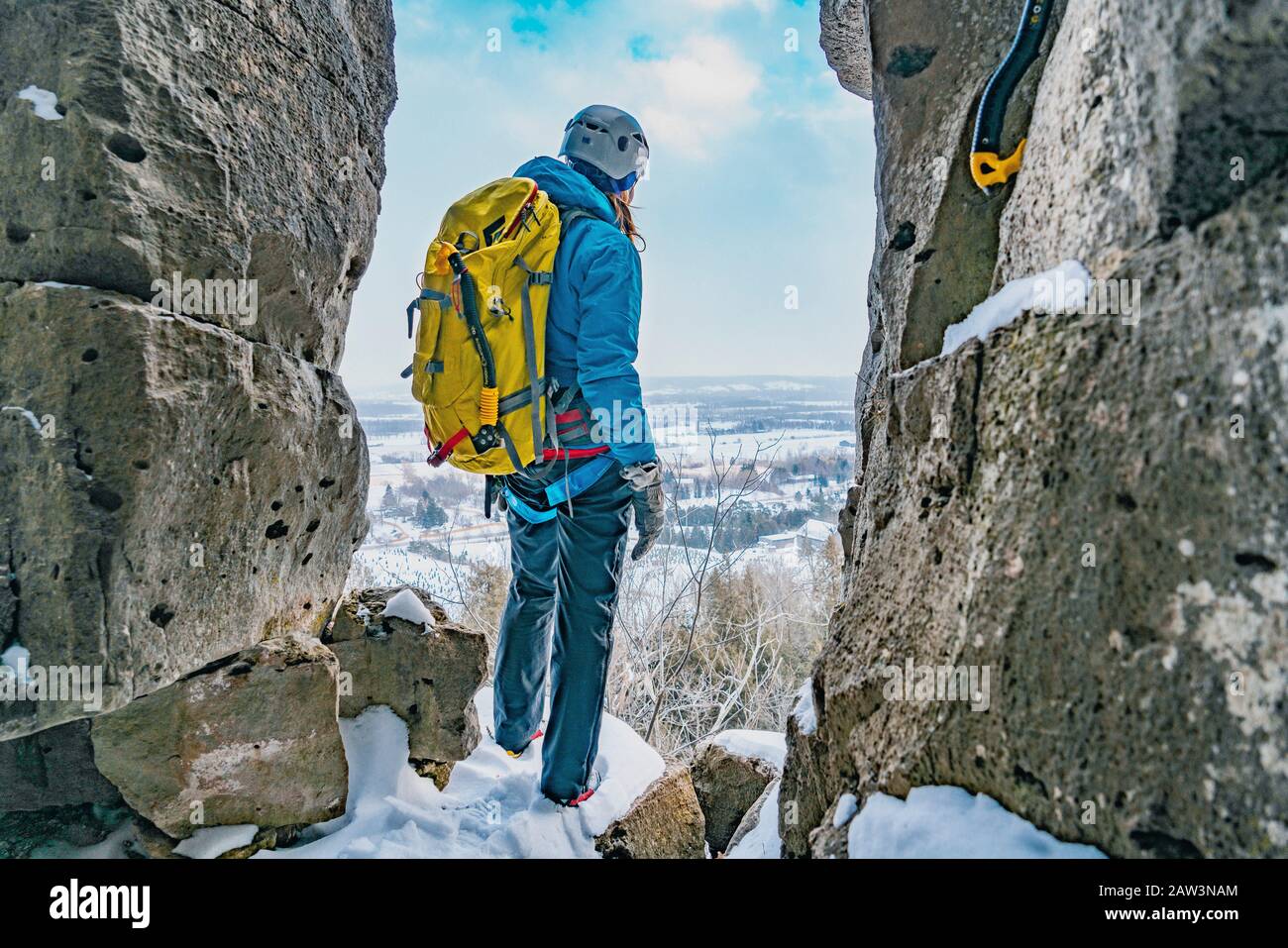 L'arrampicatore gode di una vista mozzafiato dell'Ontario dall'scarpata Foto Stock