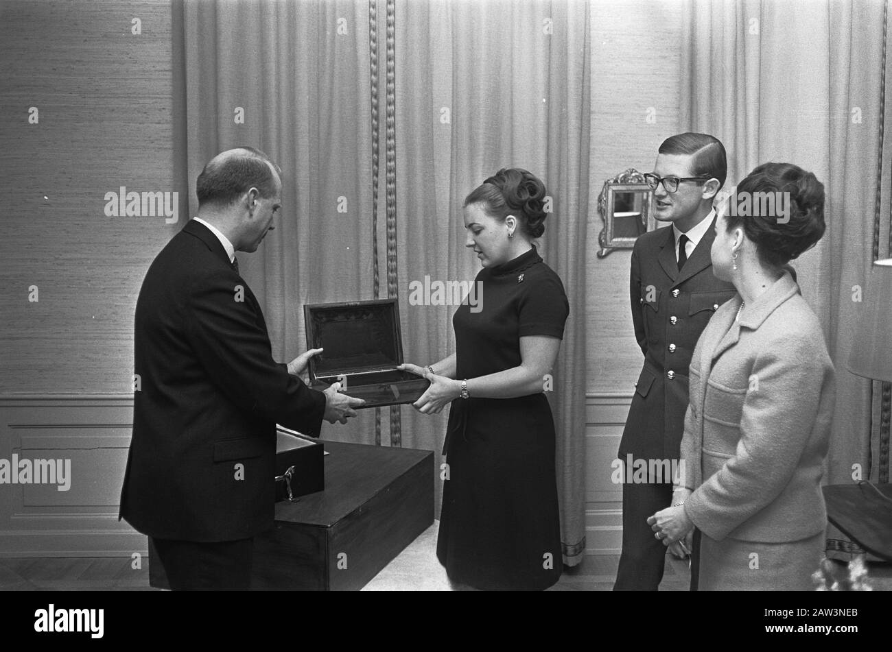 La principessa Margriet e Pieter van Vollenhoven, il Vice Ministro plenipotenziario delle Antille olandesi il Sig. P. L. Karin Jonckheer, figlia del primo ministro delle Antille olandesi, ha ricevuto nel Loo ad Apeldoorn. Durante la reception, la coppia ha ricevuto il regalo di nozze delle Indie Occidentali. Da sinistra a destra: Sig. Hase, Principessa Margriet, sig. Van Vollenhoven, sig... Jonckheer e parte del dono. Data: 11 aprile 1967 Località: Apeldoorn Parole Chiave: Regali, ricevimenti Nome Persona: Haseth, P. H. The, Jonckheer, Karin, Margriet (princess Netherlands), Voll Foto Stock
