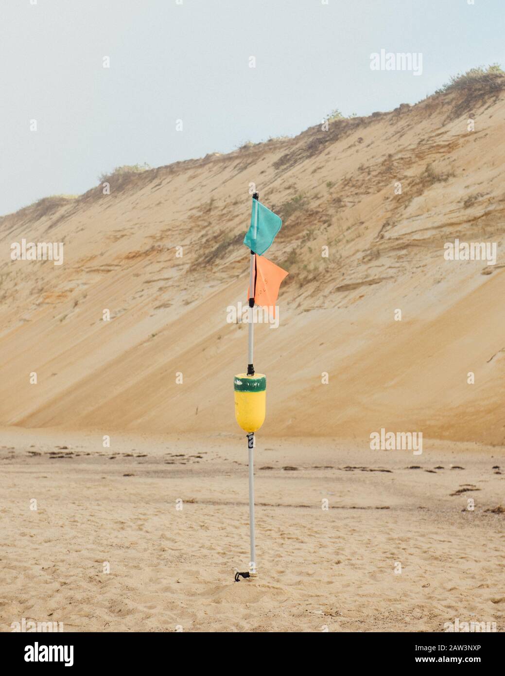 Bandiere colorate ondano nella brezza costiera Foto Stock