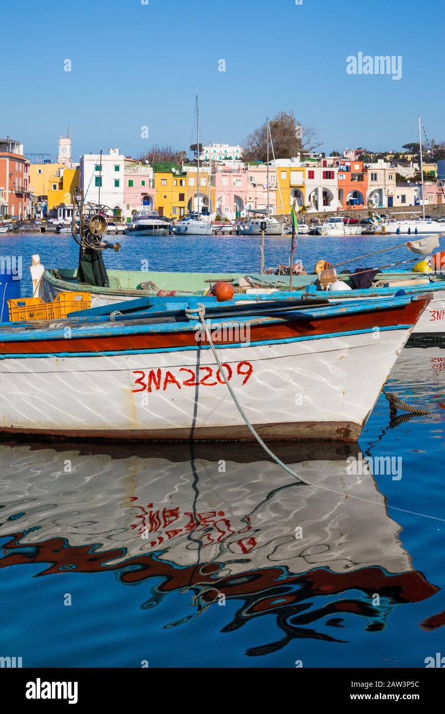 Procida, ITALIA - 3 GENNAIO 2020 - la baia di Chiaiolella con le sue case colorate è un'attrazione turistica Foto Stock