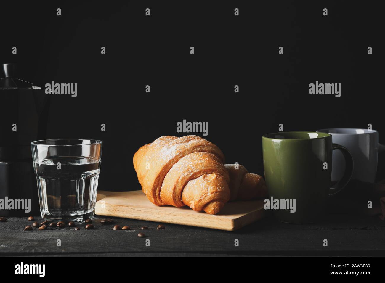 Composizione con croissant su tavola di legno, spazio per il testo Foto Stock