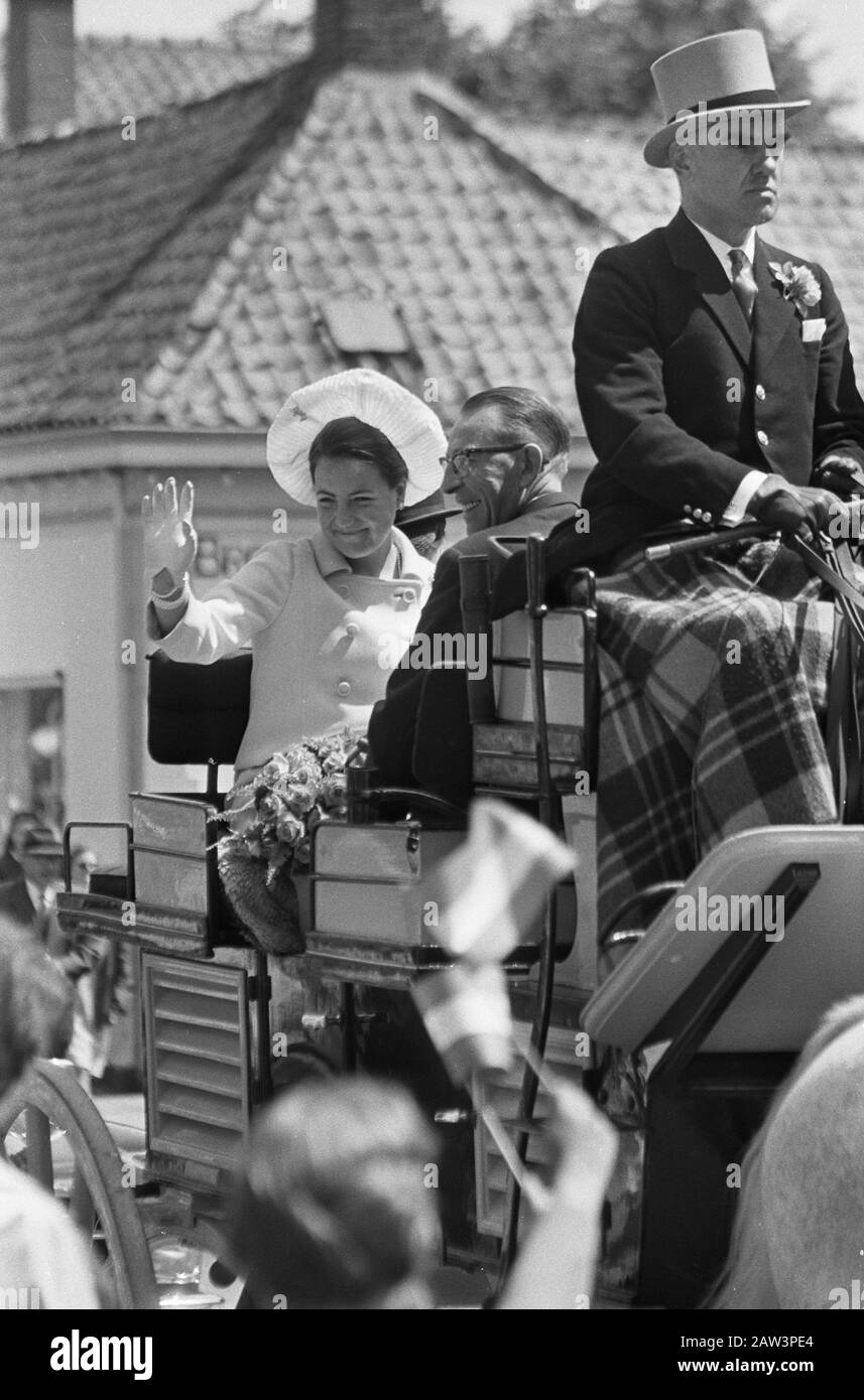 Princess Margriet visits Alley Princess Margriet in a open carriage during a tour Date: June 15, 1967 Location: De Steeg, Gelderland Keywords: Visit, principesses Person Name: Marguerite, Princess : Unknown / Anefo Copyright Holder: National Archives Material Type: Negative (black / white) archive inventory number: SEE access 2.24.01.05 Foto Stock
