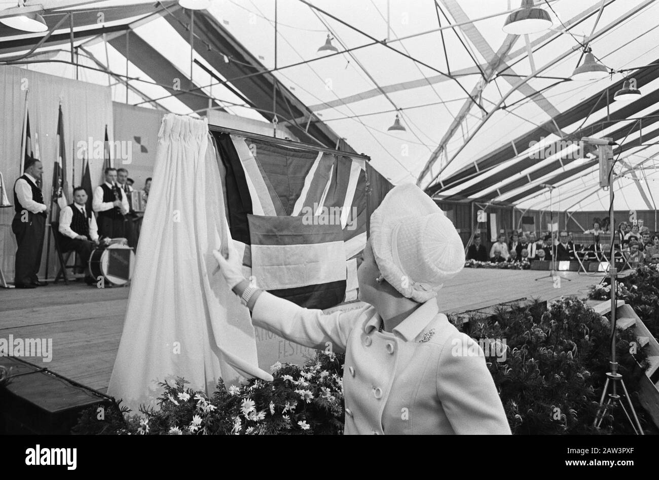 Princess Margriet visita Alley Princess Margriet rivela un oggetto in un marchese Data: 15 giugno 1967 Località: De Steeg, Gelderland Parole Chiave: Visita, principesse Nome Persona: Margriet, principessa Foto Stock