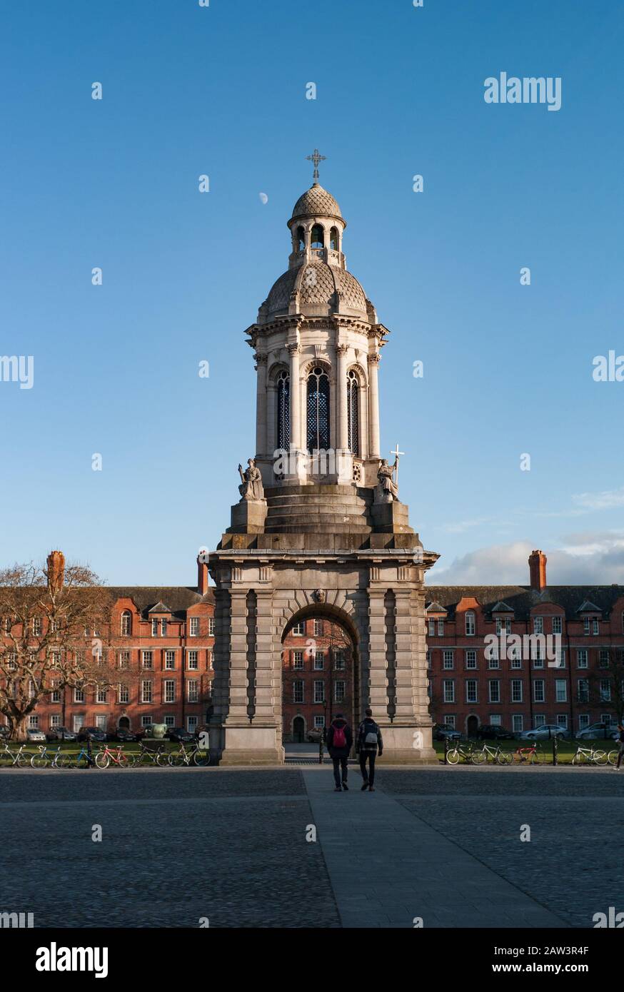 Studenti che camminano attraverso i terreni del collage della Trinità nel centro di Dublino, Foto Stock