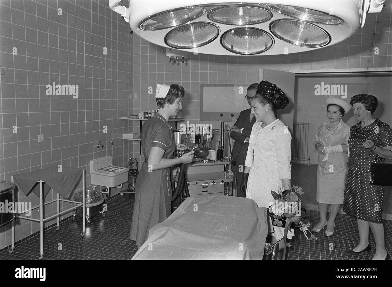 Principessa Margriet aperto ospedale ad Amsterdam-Noord, infermiere chirurgico Y. Holwerda mostra Principessa Margriet de verdovingskap Data: 2 luglio 1966 Località: Amsterdam, Noord-Holland Parole Chiave : ospedali Nome Persona: Margriet, principessa, Y. Holwerda Foto Stock