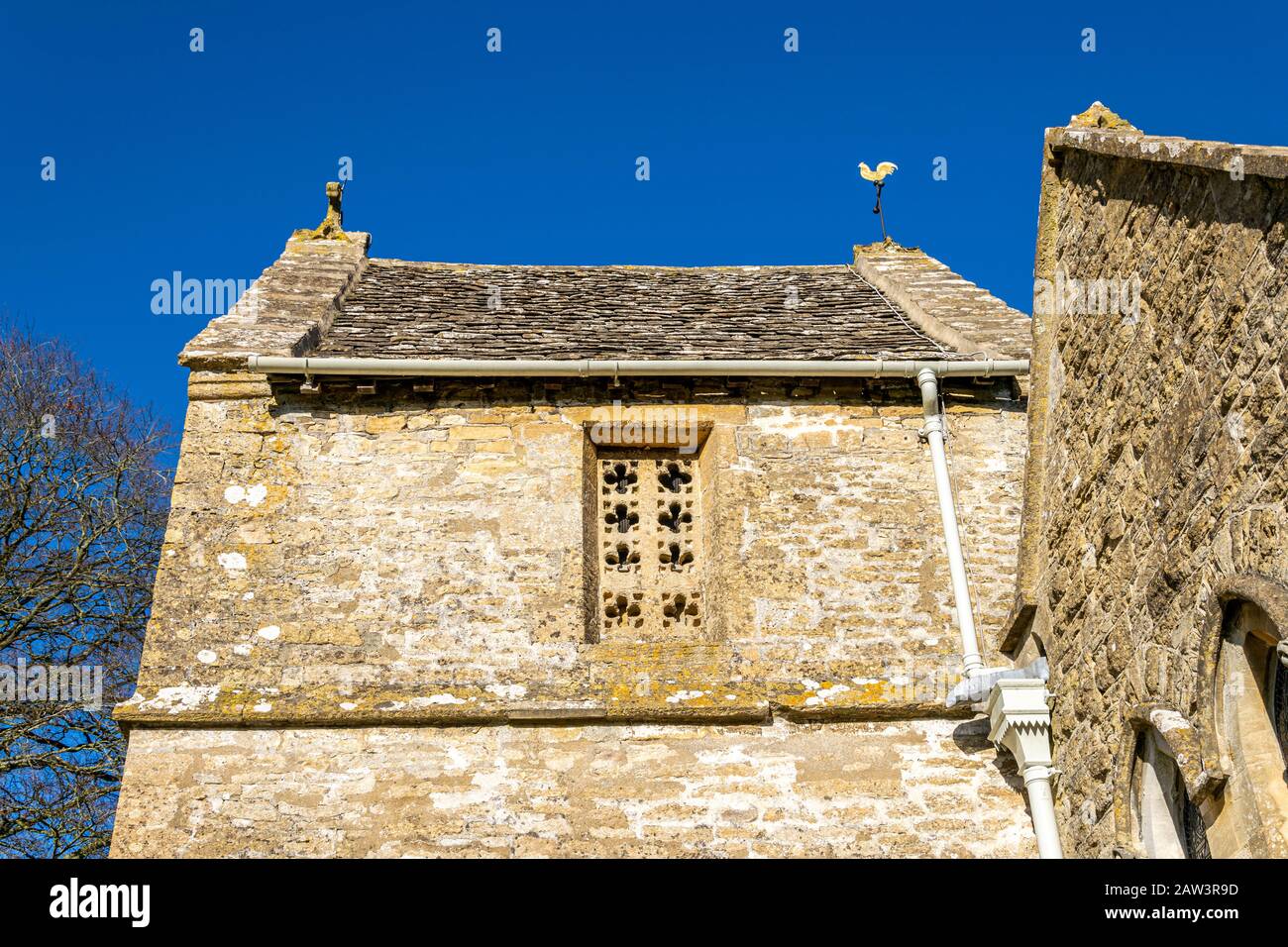 La torre degli Abati di St Peter's Duntisbourne che mostra griglie di quatrefoil scolpite Foto Stock