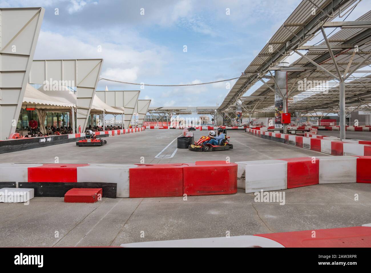 Circuito di gara di karting sul tetto con centro commerciale di kart da corsa Miramar, Fuengirola, Spagna. Foto Stock