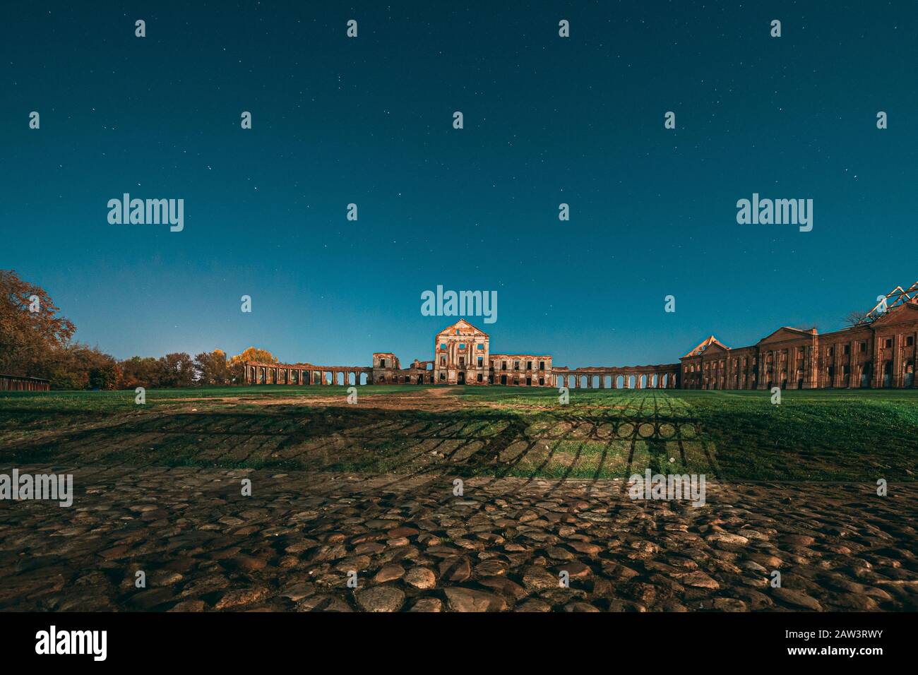 Ruzhany, regione di Brest, Bielorussia. Notte cielo stellato sopra Ruzhany Palace. Famoso popolare storica pietra miliare notte sotto le stelle. Vista notturna. Foto Stock