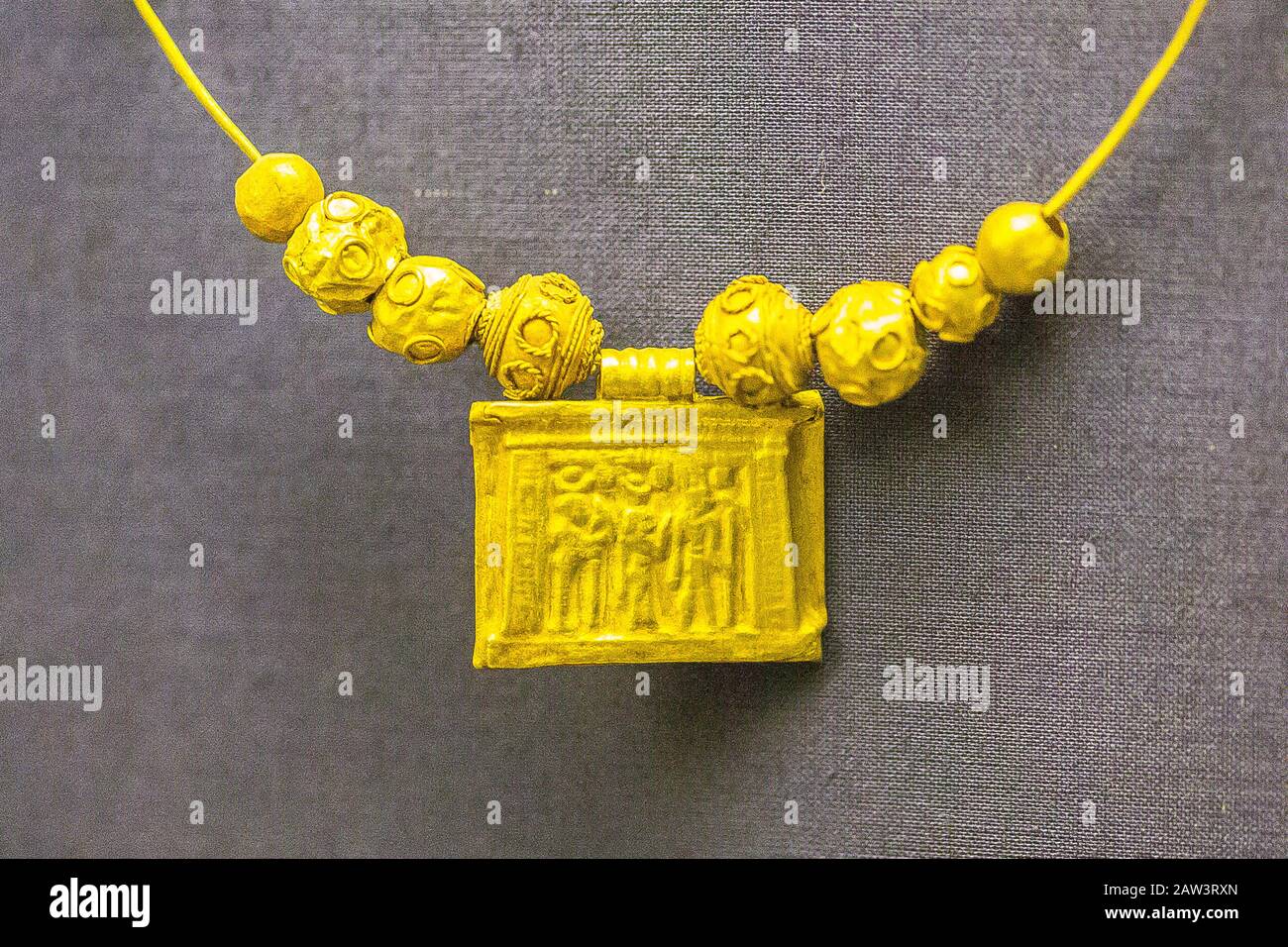 Egitto, Cairo, Museo Egizio, pendente, in oro, trovato in Dendera, periodo tolemaico. Raffigura un naos con la triade theban (Amon, Mut, Khonsu). Foto Stock