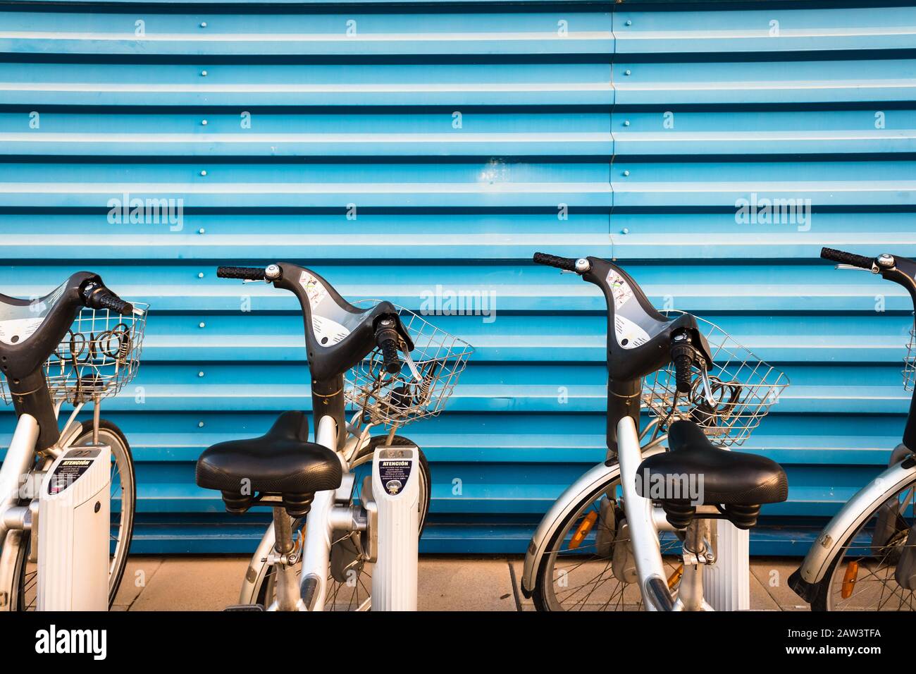 Valencia, Spagna - 5 febbraio 2020: Noleggio biciclette della società Valenbisi JCDecaux parcheggiata in strada. Foto Stock