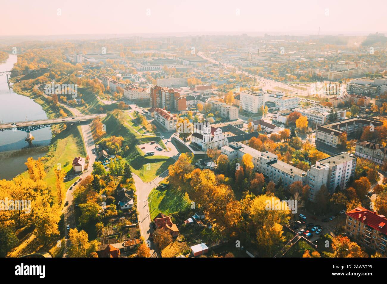 Grodno, Bielorussia. Veduta Aerea Dell'Uccello Dello Skyline Di Hrodna. Monastero Francescano - Chiesa Della Vergine Maria In Sunny Autunno Giorno. Foto Stock