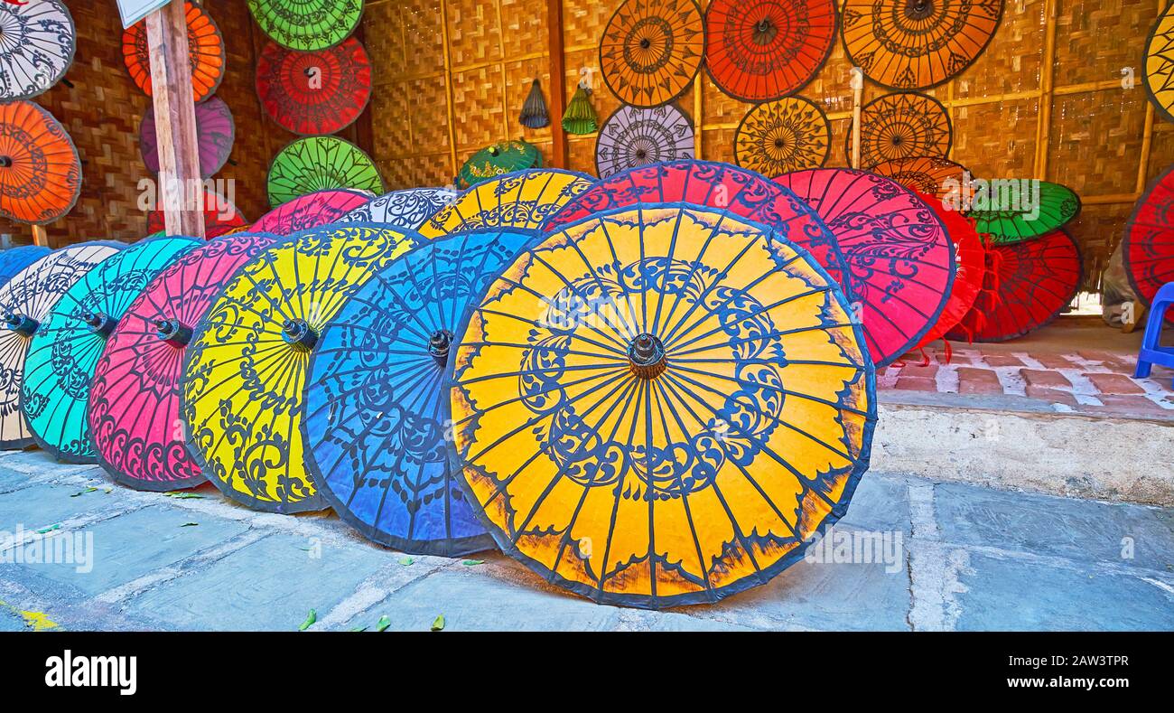 Autentici ombrelli birmani sono famosi souvenir turistici e artigianato originale, creati con carta artigianale, carcassa di bambù, pitture naturali e mano Foto Stock