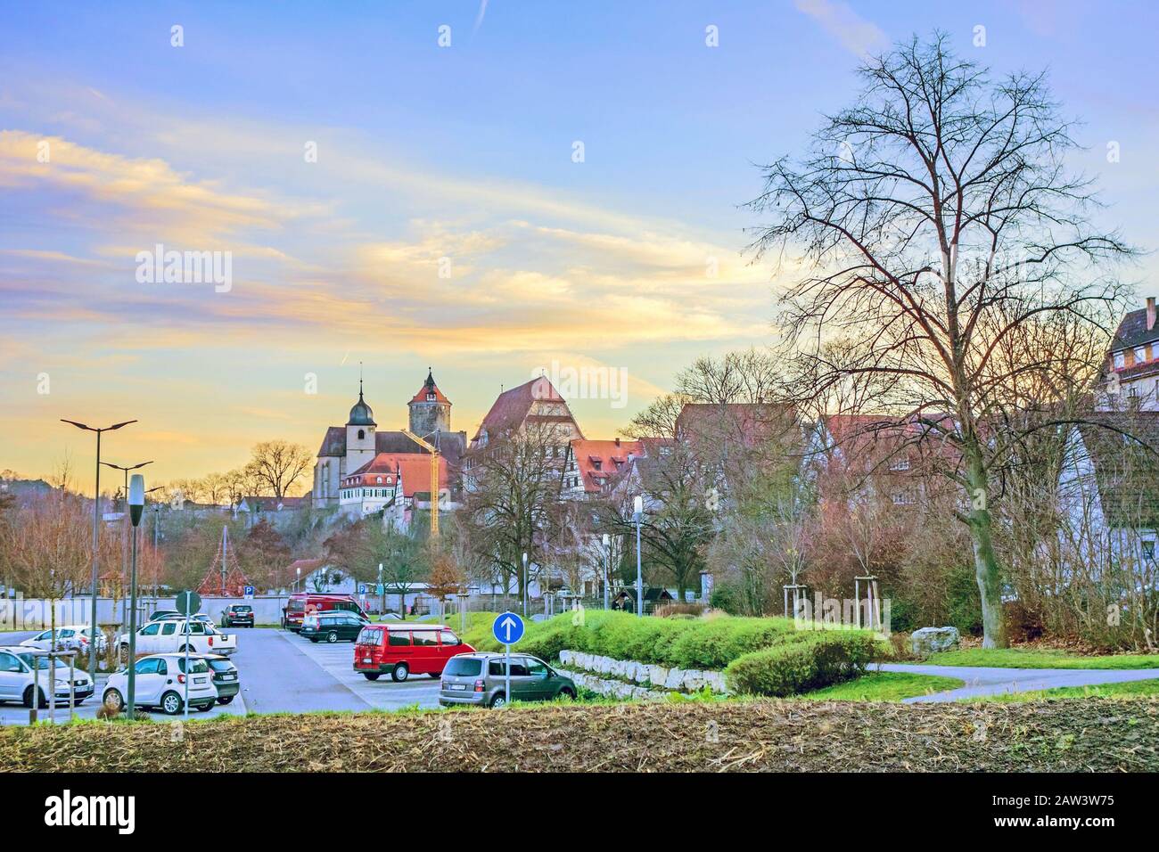 Besigheim, Germania - 27 dicembre 2016: Vista sul vecchio quartiere storico della città dopo il tramonto. Foto Stock