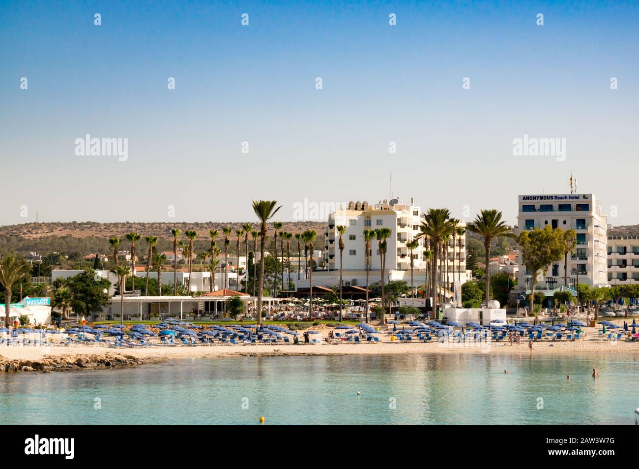 Aya NAPA, CIPRO - 08 GIUGNO 2018: Spiaggia sabbiosa di Bay, Ayia Napa Foto Stock