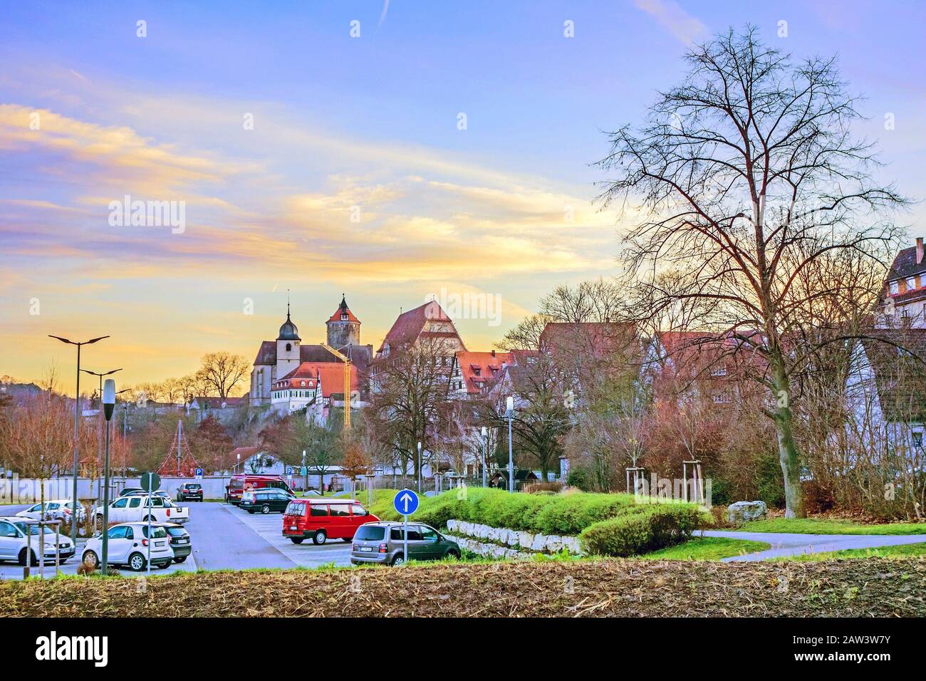 Besigheim, Germania - 27 dicembre 2016: Vista sul vecchio quartiere storico della città dopo il tramonto. Foto Stock