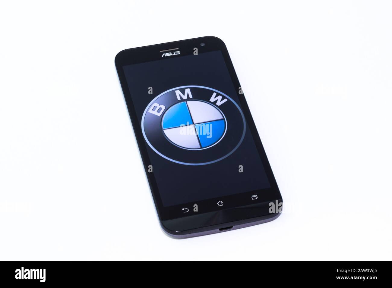 Kouvola, Finlandia - 23 gennaio 2020: Logo app BMW sullo schermo dello smartphone Asus Foto Stock
