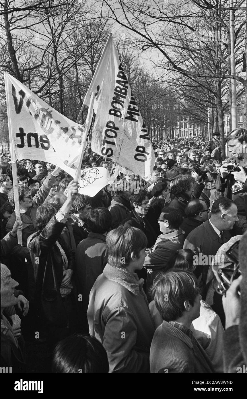 Manifestazione Pro America all'Aia. Contatore-manifestanti con banner Data: 16 marzo 1968 Località: L'Aia, Sud Olanda Parole Chiave: Dimostrazioni, banner Foto Stock