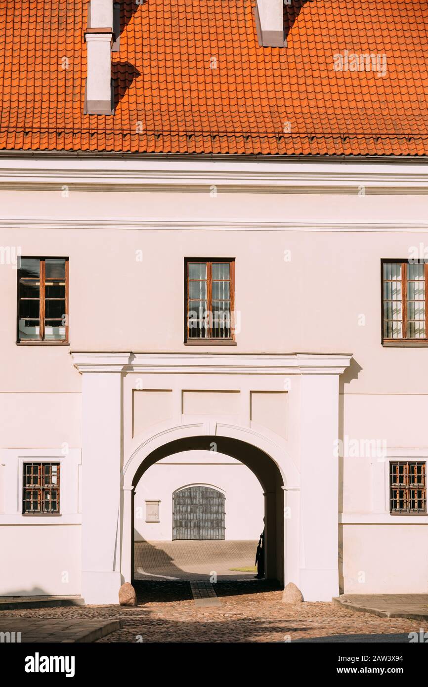 Vilnius, Lituania. Edificio del vecchio arsenale nella Città Vecchia nella soleggiata giornata estiva. Museo Nazionale della Lituania Foto Stock