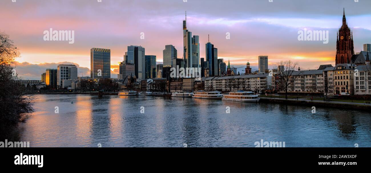 Francoforte sul principale al tramonto Foto Stock