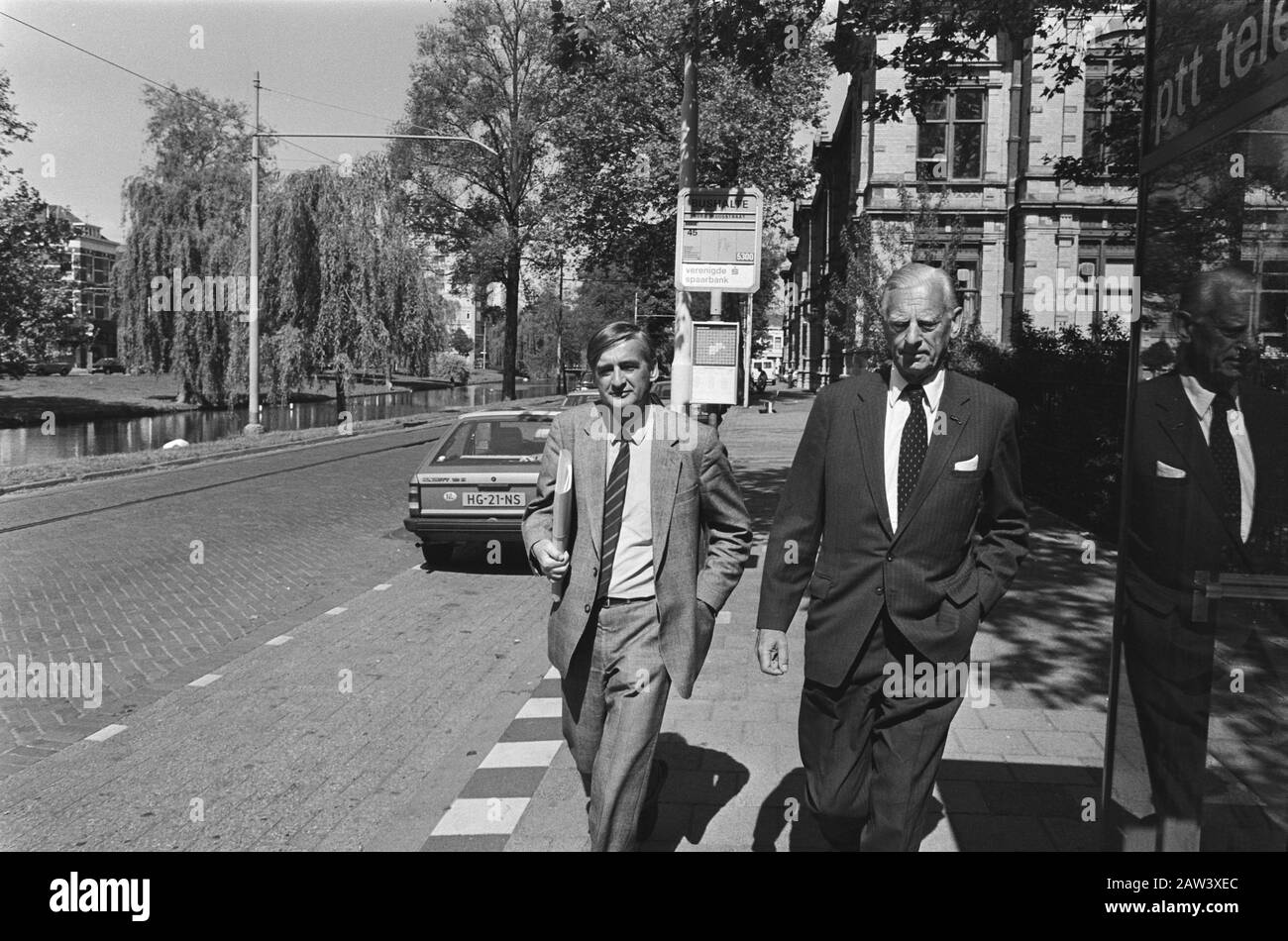 Processo del sig. Pieter Slavenburg, sospetto scandalo di denaro nero che circonda l'ex banca di Slavenburg;. Ex pres.-dir. Sig. P. Slavenburg (r) e avvocato / Data: 29 maggio 1985 Parole Chiave: Avvocati, processi Foto Stock