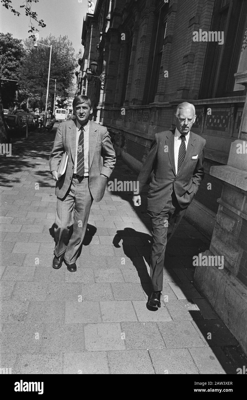 Processo del sig. Pieter Slavenburg, sospetto scandalo di denaro nero che circonda l'ex banca di Slavenburg;. Ex pres.-dir. Sig. P. Slavenburg (r) e avvocato Data: 29 maggio 1985 Parole Chiave: Avvocati, processi Foto Stock