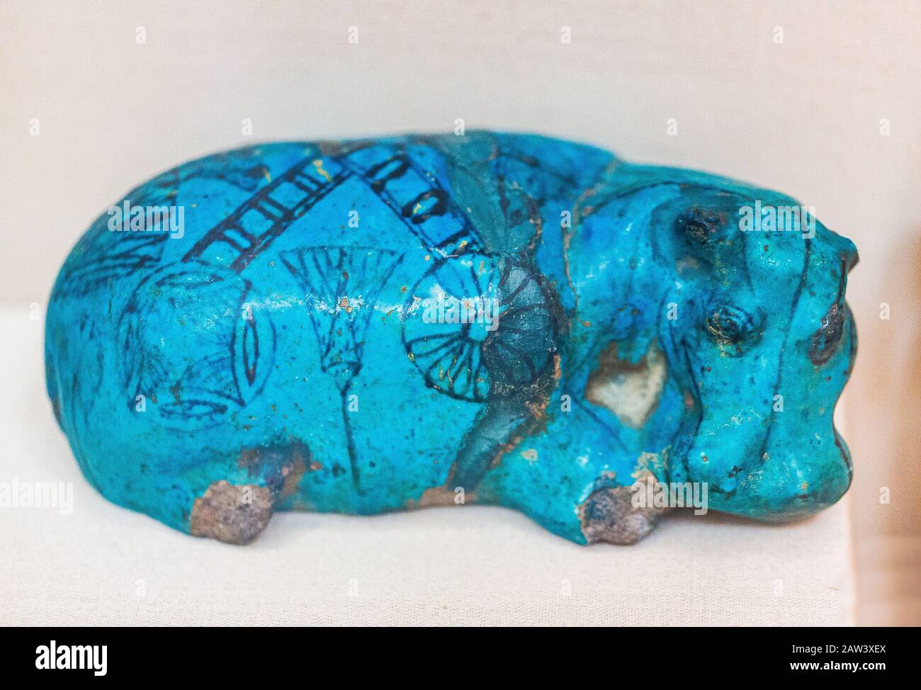 Egitto, Cairo, Museo Egizio, un ippopotamo di riposo, la fede egiziana blu. Trovato in una tomba del regno di mezzo di Dra Abu el Naga, Thebes. Foto Stock