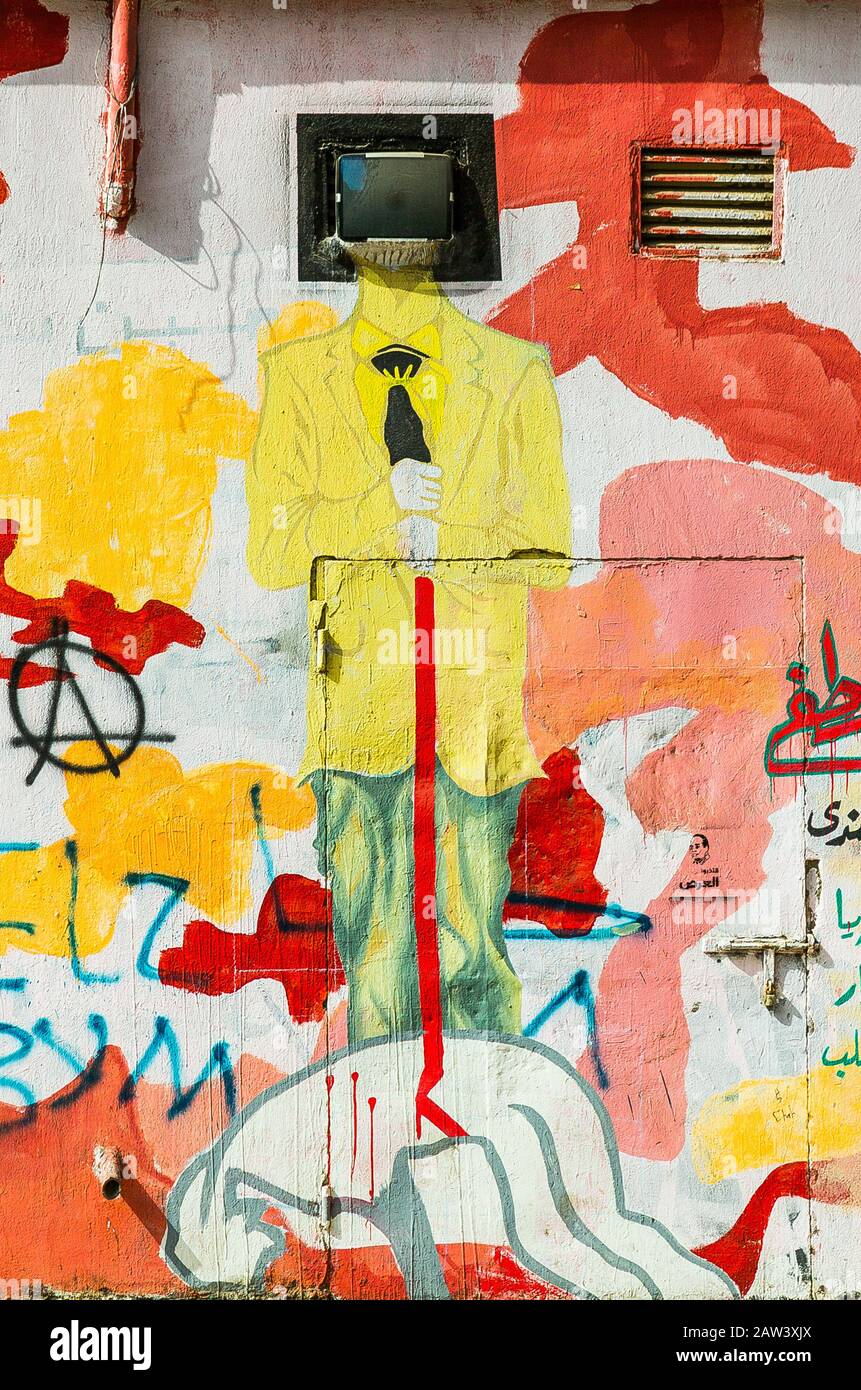 Cairo, graffiti della rivoluzione egiziana su Mohamed Mahmoud Street. Strana rappresentazione di un uomo, la cui testa è stata sostituita da una televisione. Foto Stock