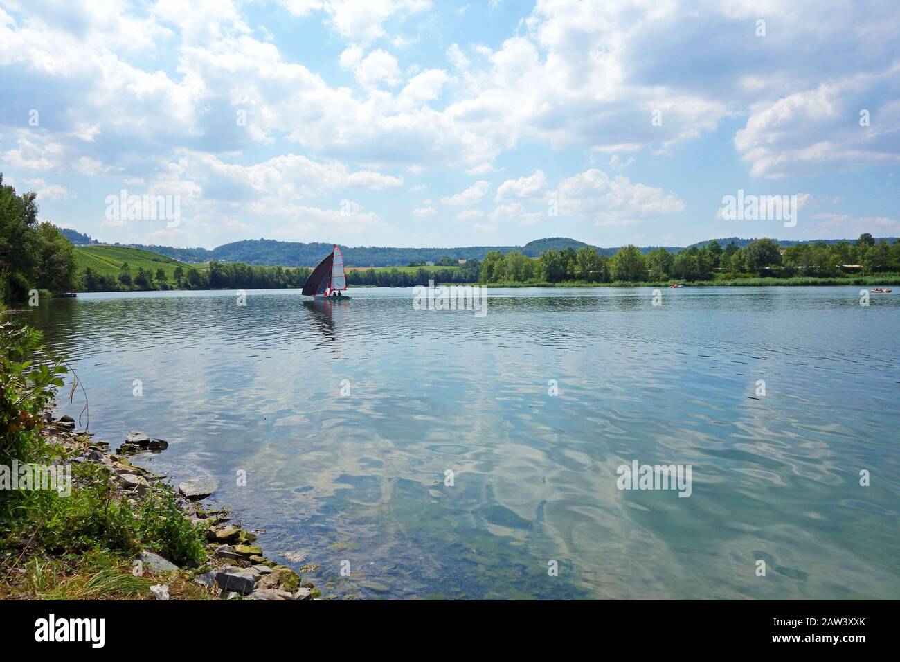 Lago Breitenau vicino Obersulm, Baden-Wuerttemberg, Germania - con barca a vela Foto Stock