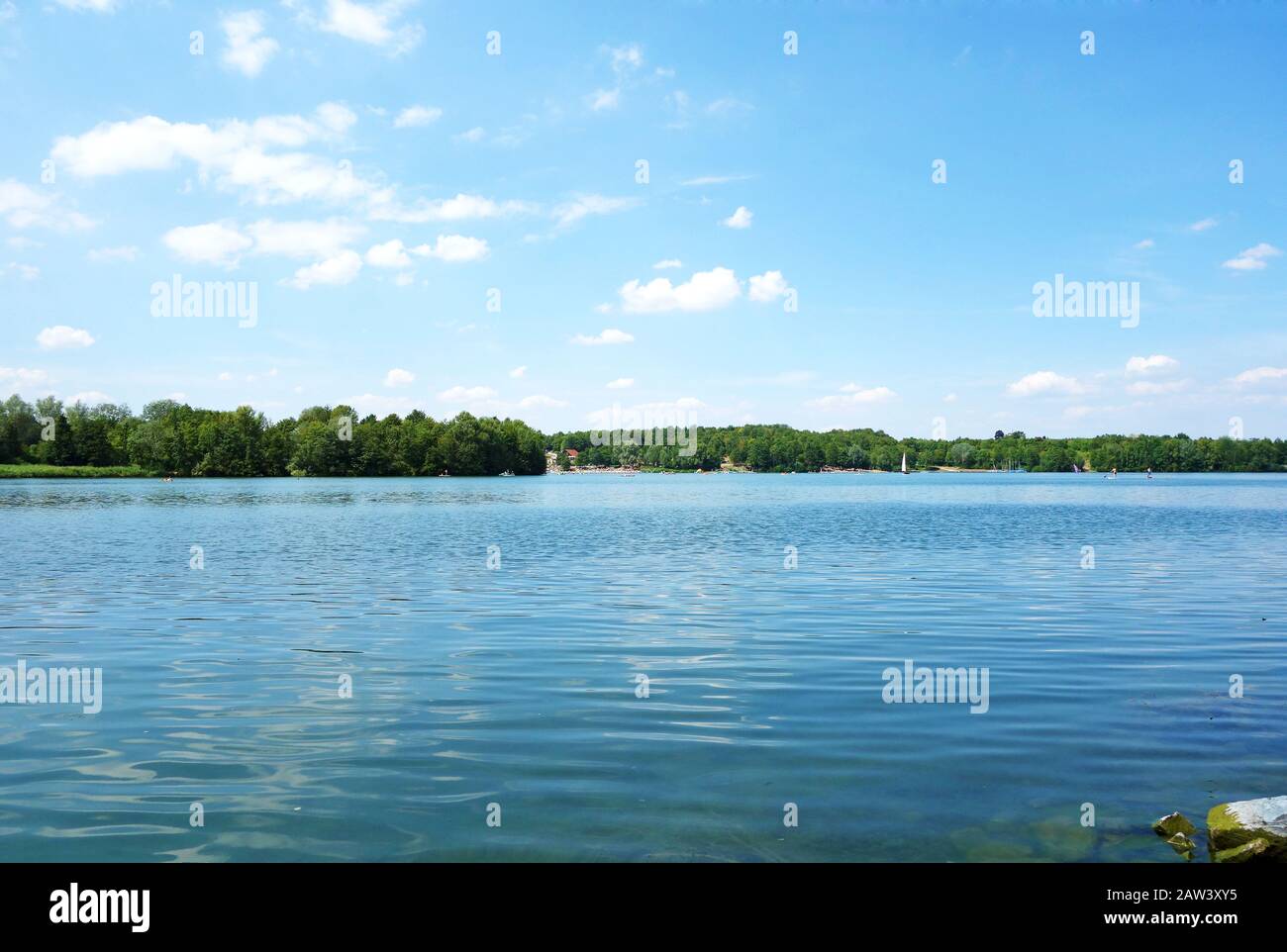 Lago Breitenau con acque blu chiaro vicino Obersulm, Baden-Wuerttemberg, Germania Foto Stock