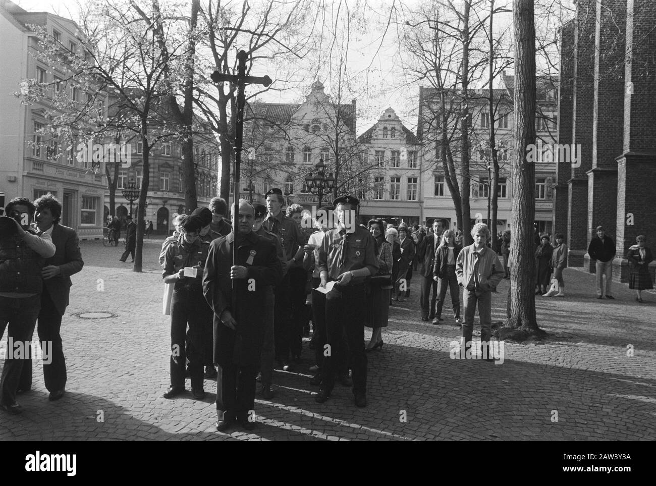 Pellegrinaggio Olandese al Principe Claus pellegrinaggio Kevelaer nella ex Germania Ovest Processione Data: 31 Ottobre 1982 Località: Germania, Kevelaer Parole Chiave: Pellegrinaggio, pellegrini, santuari, croci, processioni : Bogaerts, Rob / Anefo Copyright Titolare: National Archives Materiale tipo: Negativo (bianco / nero) numero di inventario archivio: Vedi accesso 2.24.01.05 Foto Stock