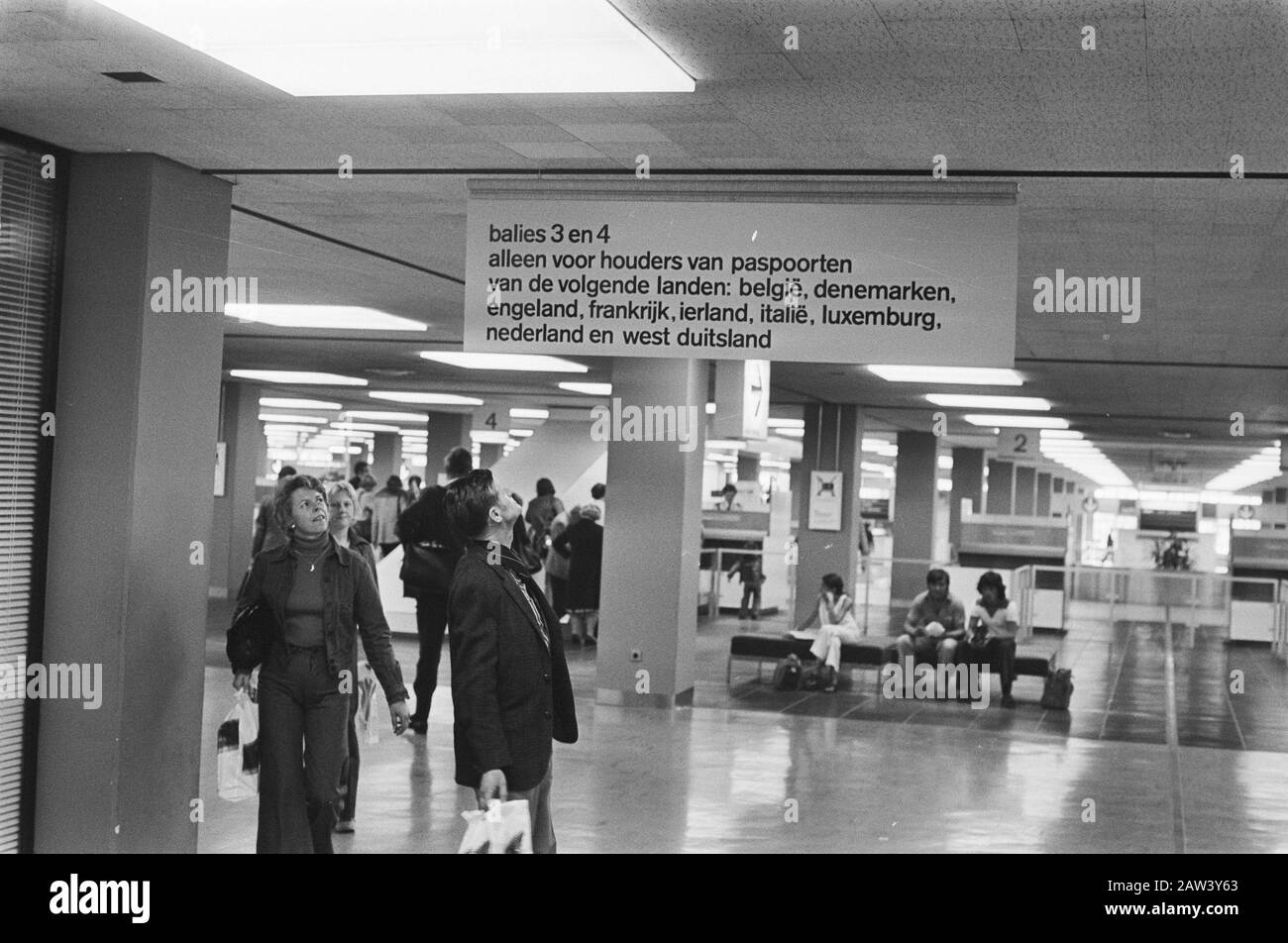 Pilota con controllo separato del passaporto a Schiphol; l'accesso ai punti di arrivo i viaggiatori provenienti dai paesi della CEE Data del percorso: 13 luglio 1977 Nome dell'istituto: Schiphol Foto Stock