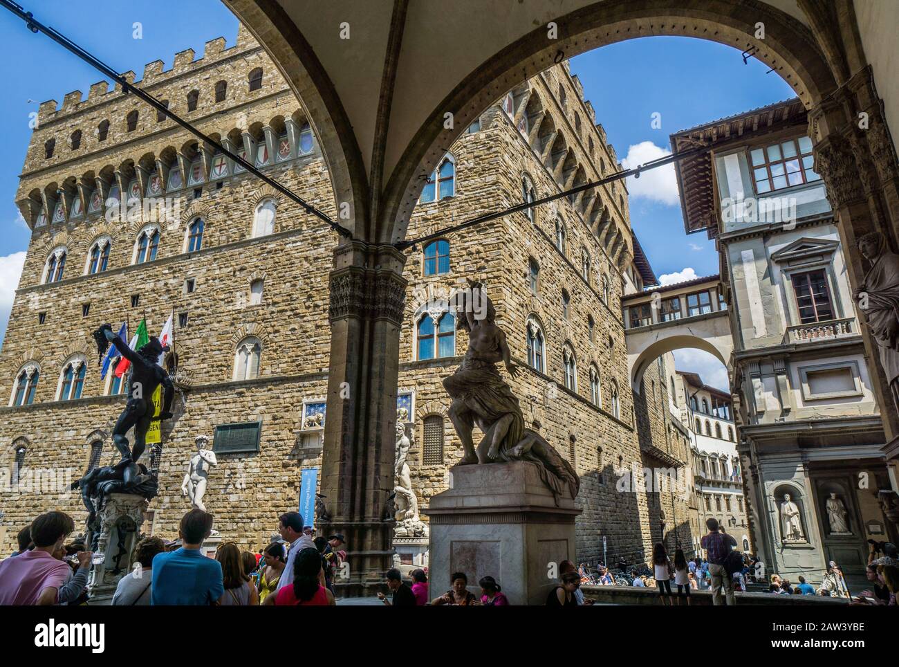 Palazzo Vecchio visto dagli archi della Loggia dei Lanzi in Piazza della Signoria, Firenze, Toscana, Italia Foto Stock