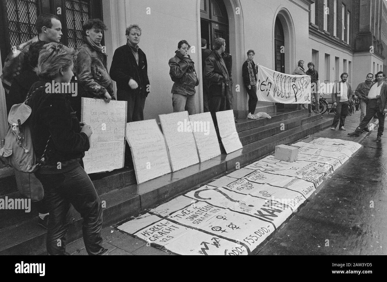 Provvedimenti provvisori di Amsterdam contro la tempesta. Voogd top official for vacating property in 2nd Jan Previeni Steenstraat; dimostranti fino ad oggi: 28 ottobre 1986 Ubicazione: Amsterdam, Noord-Holland Parole Chiave: Azione, cracker, dimostrazioni Foto Stock